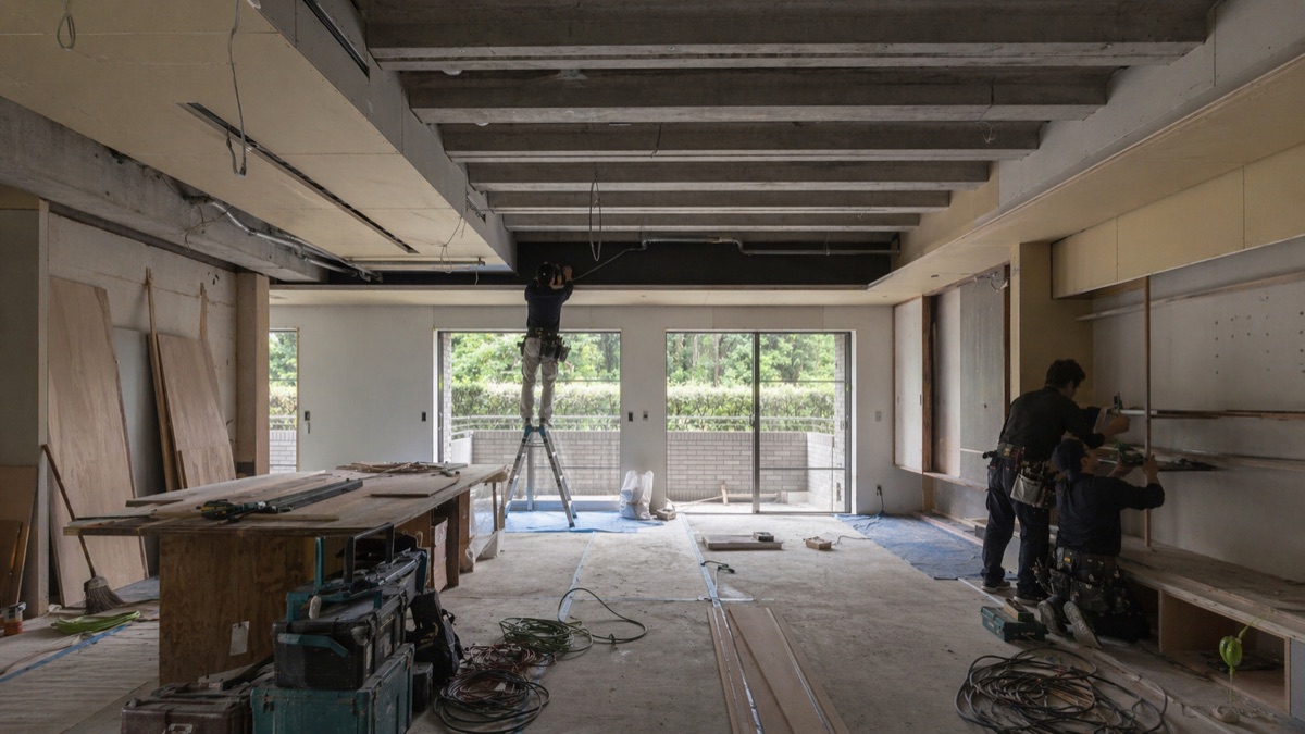 T様邸のリフォーム工事中。職人が施工している